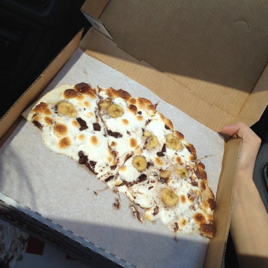 nutella marshmallow banana pizza is literally heaven in a box