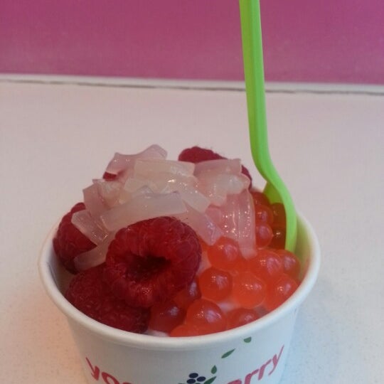 Das Foto wurde bei Yogurberry Frozen Yogurt Café von Han L. am 8/30/2012 aufgenommen