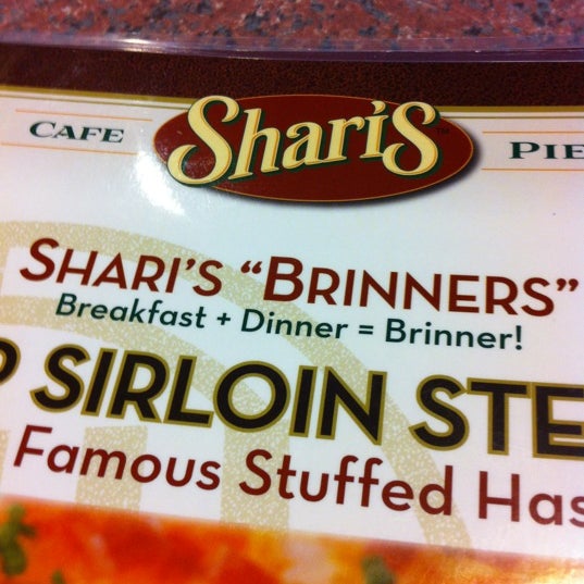 รูปภาพถ่ายที่ Shari&#39;s Cafe and Pies โดย GB B. เมื่อ 6/14/2012