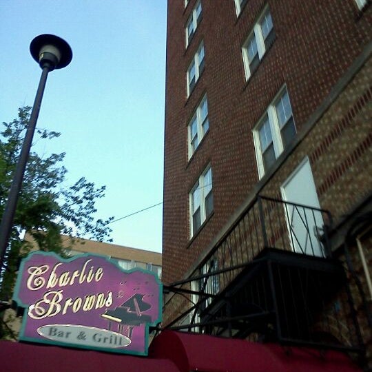 5/21/2012にMarfa F.がCharlie Brown&#39;s Bar &amp; Grillで撮った写真