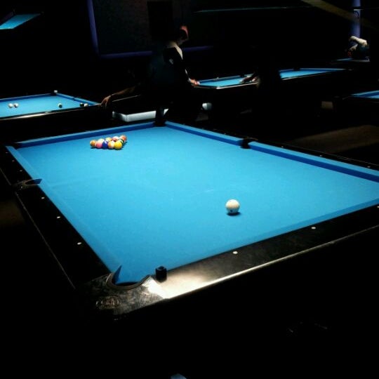 3/17/2012 tarihinde Lora K.ziyaretçi tarafından STIX Bar &amp; Billiards'de çekilen fotoğraf