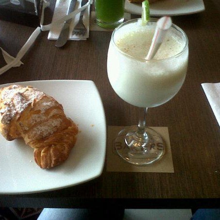 this place has the best almond croissant and coconut's lemonade in  Bogota, I love it