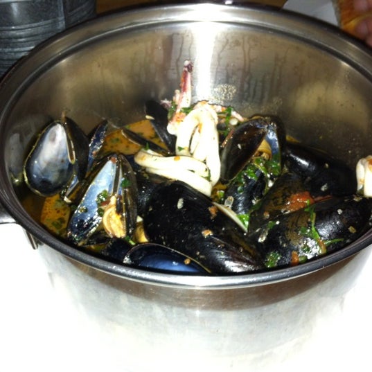 Das Foto wurde bei Mussels Brick Oven Pizza von Calvin Y. am 4/8/2012 aufgenommen