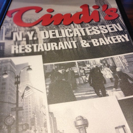 รูปภาพถ่ายที่ Cindi&#39;s New York Deli and Bakery โดย jennifer t. เมื่อ 8/26/2012