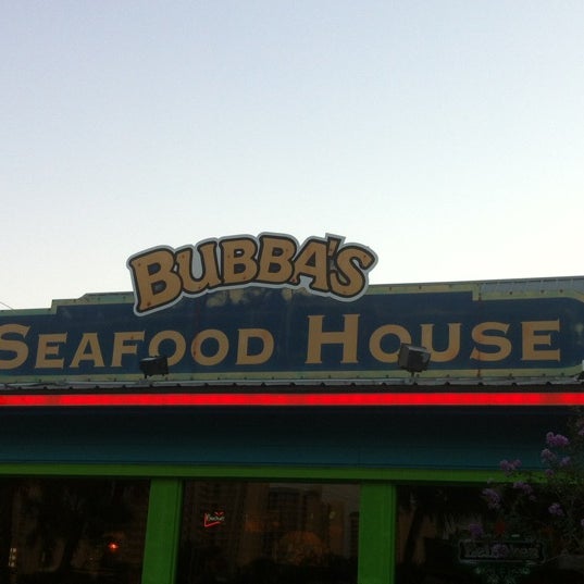 Foto scattata a Bubba&#39;s Seafood House da Lane M. il 7/30/2012