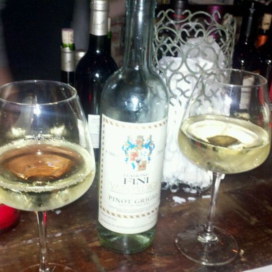 3/30/2012 tarihinde Janine K.ziyaretçi tarafından Cello Wine Bar'de çekilen fotoğraf