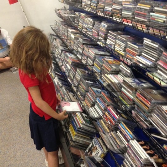 Foto tirada no(a) McKay Used Books, CDs, Movies &amp; More por Darin em 9/4/2012