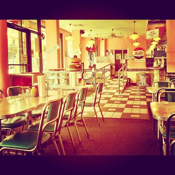 Photo taken at Cheeburger Cheeburger by wILL H. on 4/16/2012