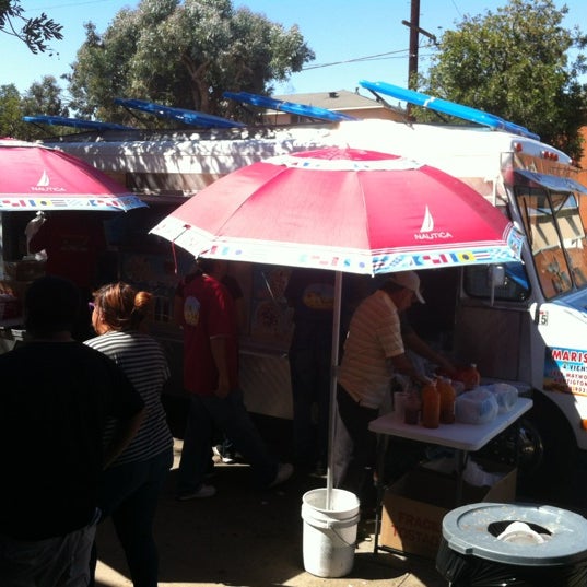 6/30/2012 tarihinde Fernando C.ziyaretçi tarafından Mariscos 4 Vientos Taco Truck'de çekilen fotoğraf