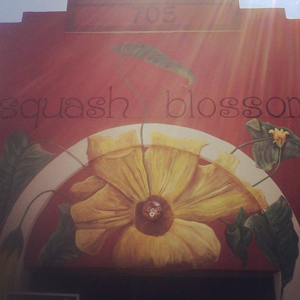 8/11/2012 tarihinde Bobby B.ziyaretçi tarafından Squash Blossom'de çekilen fotoğraf