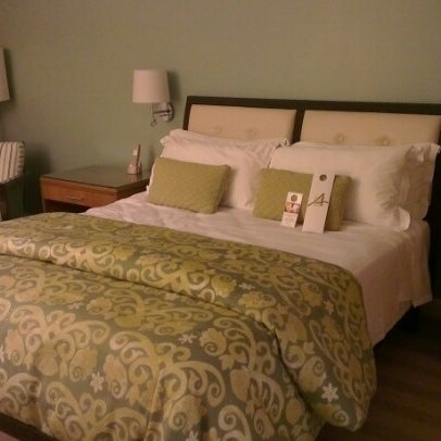 Photo taken at Hotel Amarano Burbank-Hollywood by Mai Q. on 7/1/2012