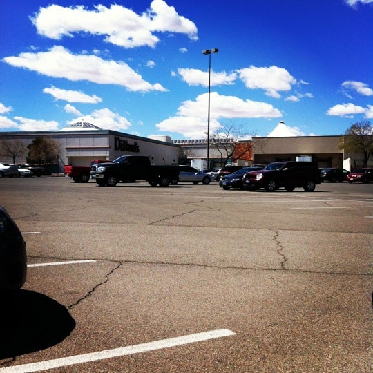 รูปภาพถ่ายที่ Sunland Park Mall โดย Chris E. เมื่อ 3/23/2012
