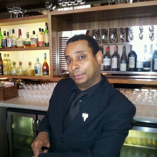 Das Foto wurde bei Pearl Restaurant &amp; Bar von Frederic B. am 6/28/2012 aufgenommen