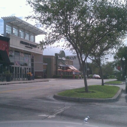 รูปภาพถ่ายที่ Orlando Fashion Square โดย Dusty W. เมื่อ 8/22/2012
