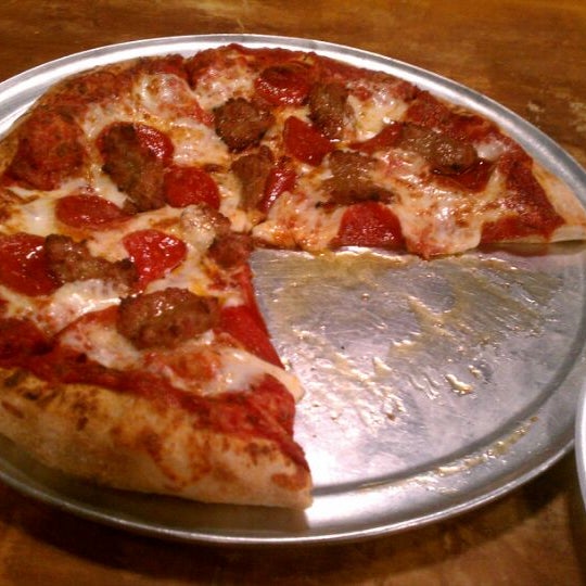 Foto tirada no(a) Big Guy&#39;s Pizza, Pasta and Sports Bar por Arturo C. em 3/18/2012