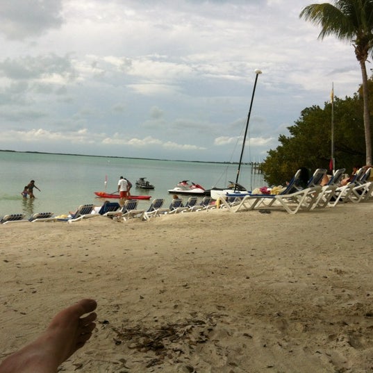 Foto diambil di Key Largo Grande Resort &amp; Beach Club oleh Michael K. pada 4/19/2012