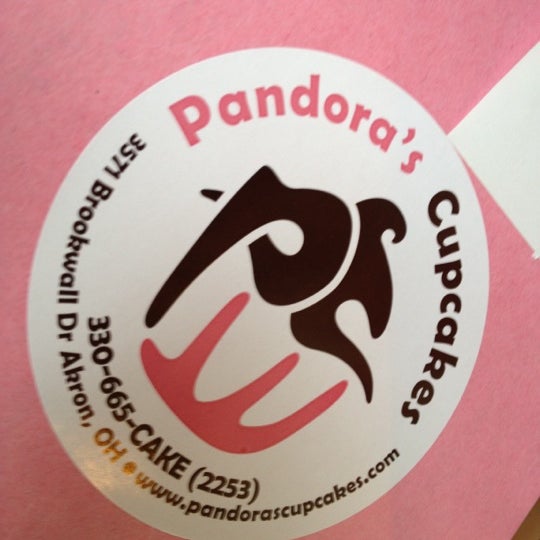 Das Foto wurde bei Pandora&#39;s Cupcakes von Marie H. am 2/4/2012 aufgenommen