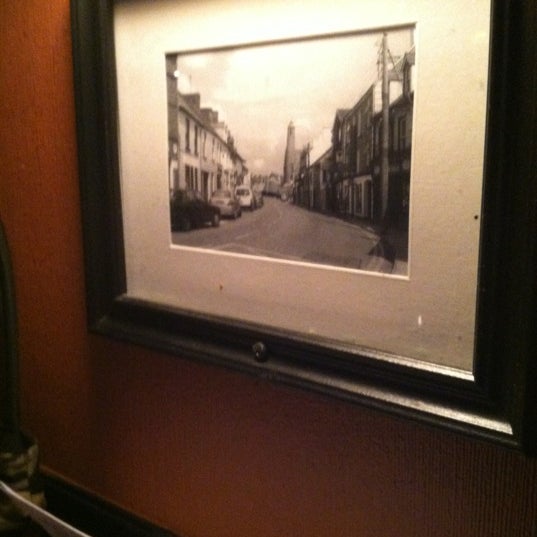 Das Foto wurde bei Crossroads Irish Pub von Rose D. am 5/19/2012 aufgenommen