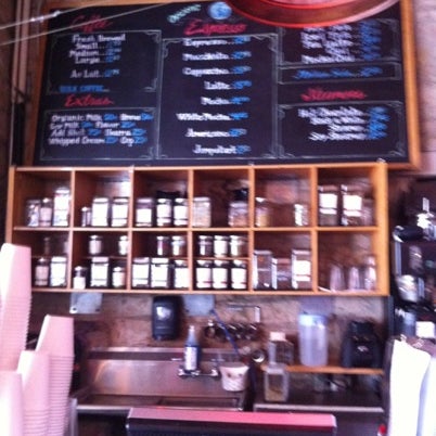 Foto diambil di East Village Coffee Lounge oleh Maurizio G. pada 8/10/2012