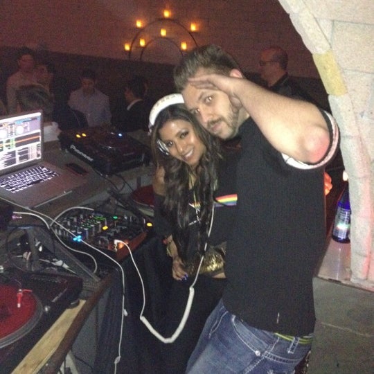 4/14/2012 tarihinde DJ Dezinerziyaretçi tarafından Cellar Bar at Bryant Park Hotel'de çekilen fotoğraf