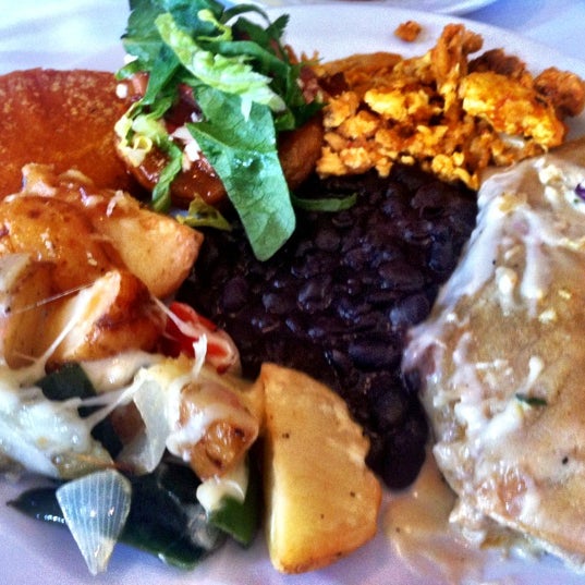 Foto scattata a Taco Rosa Mexico City Cuisine - Irvine da HeatherCinOC il 3/11/2012