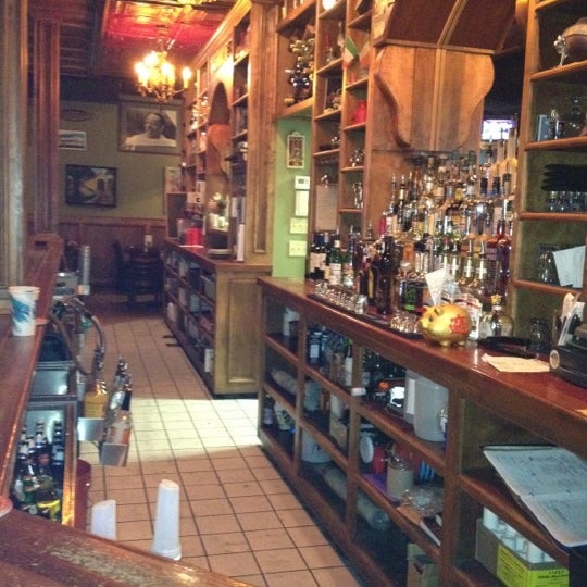 รูปภาพถ่ายที่ The Corner Pub โดย Zoa H. เมื่อ 6/10/2012