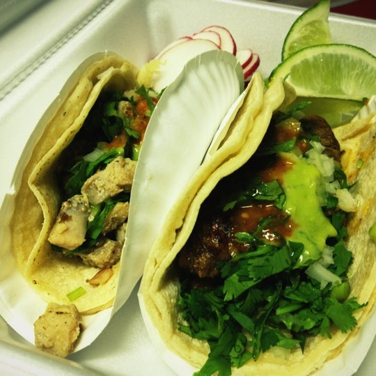 รูปภาพถ่ายที่ Tacos Morelos โดย Mikey B. เมื่อ 6/3/2012