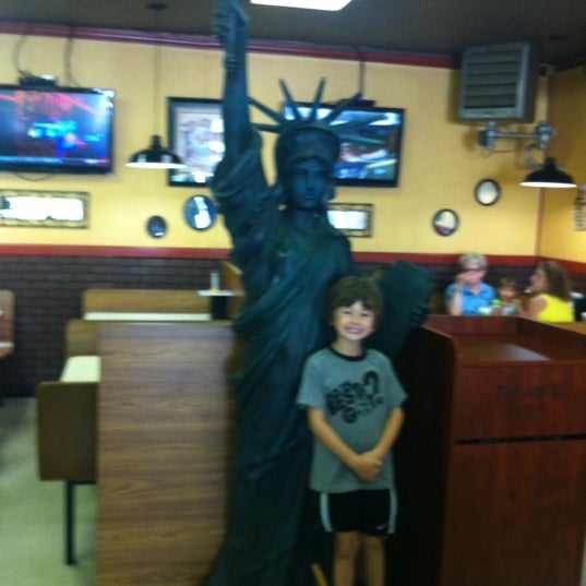 Photo taken at Brothers N.Y. Style Pizzeria by Jill T. on 7/26/2012