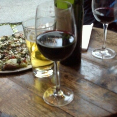 Photo prise au Dell&#39;uva Wine Bar &amp; Cafe par Reading le7/17/2012