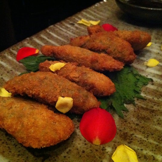 Peça o Kaki Fry: ostras empanadas com folha de shisô ao molho tonkatsu. Simplesmente sensacional, tenro e saboroso.