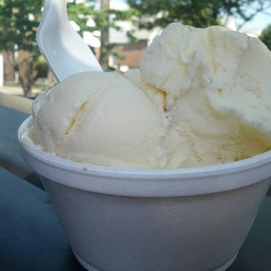 Снимок сделан в Pesso&#39;s Ices &amp; Ice Cream пользователем Carl J. 7/6/2012