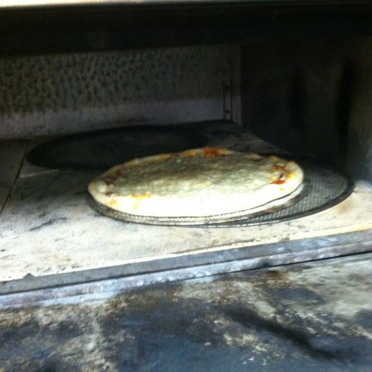Foto scattata a Main Street Pizza da Jen M. il 8/16/2012