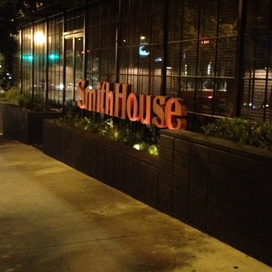 รูปภาพถ่ายที่ SmithHouse - BBQ, Burgers, Brews โดย Chelsea S. เมื่อ 9/3/2012