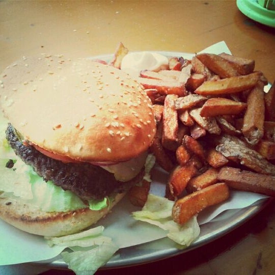 Photo taken at Hamburger Heaven by Bjoern W. S. on 6/6/2012