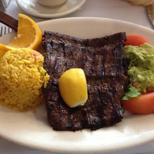 Das Foto wurde bei El Golfo Restaurant von Martin M. am 3/18/2012 aufgenommen