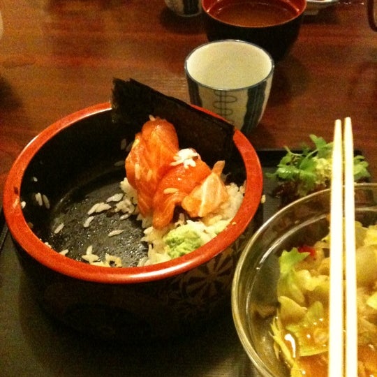 Foto tirada no(a) Sushi Sei por Dora em 3/30/2011