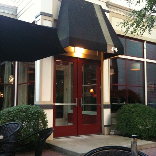 รูปภาพถ่ายที่ Georgetown Restaurant โดย Debbie S. เมื่อ 7/26/2011