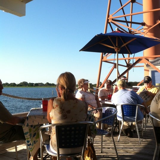 Foto tomada en Lighthouse Point Bar &amp; Grille  por Susie B. el 7/14/2012