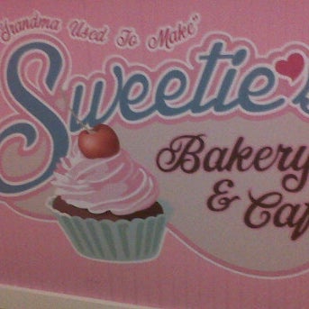 รูปภาพถ่ายที่ Sweetie&#39;s Bakery &amp; Cafe โดย Jackie S. เมื่อ 12/20/2011