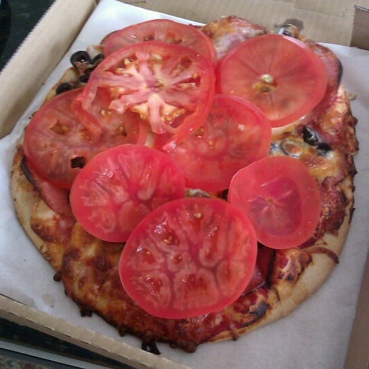 Foto diambil di Gallucci&#39;s Pizzeria oleh Tami K. pada 8/18/2012