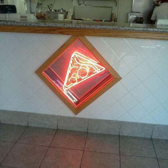 1/19/2012にCassandra J.がMarios Pizza - W. Wendover Aveで撮った写真