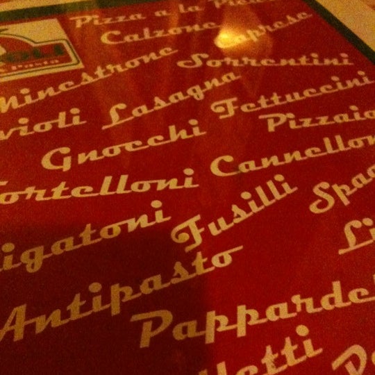 Foto diambil di Napoli Pizza &amp; Pasta oleh Carlos B. pada 9/8/2012