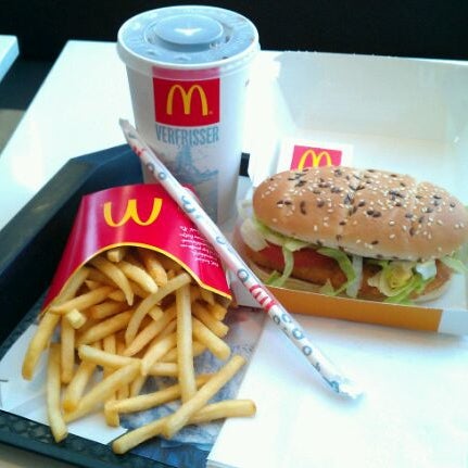 Das Foto wurde bei McDonald&#39;s von Jecepede &. am 5/25/2012 aufgenommen