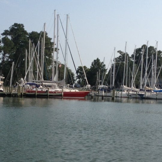 8/30/2012 tarihinde Copeland C.ziyaretçi tarafından Fishing Bay Yacht Club'de çekilen fotoğraf