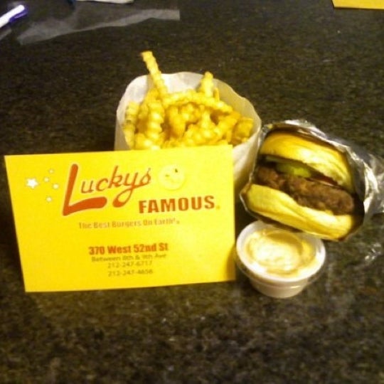 รูปภาพถ่ายที่ Lucky&#39;s Famous Burgers โดย Victoria C. เมื่อ 9/27/2011