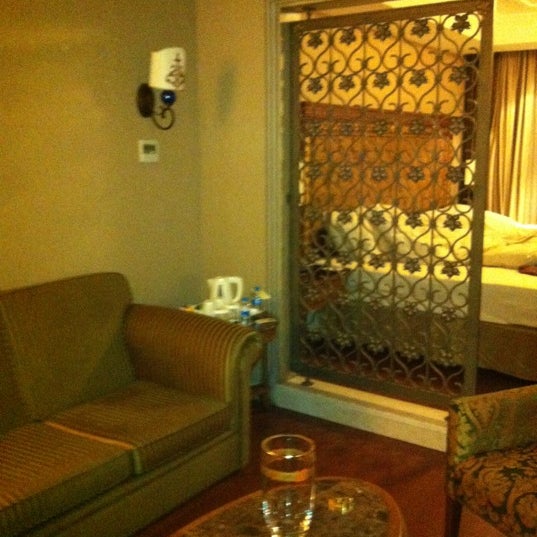 Das Foto wurde bei The Central Palace Hotel von Mihaela C. am 7/8/2012 aufgenommen
