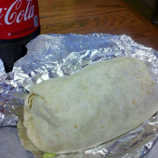 10/1/2011 tarihinde Derek L.ziyaretçi tarafından Sol Burrito'de çekilen fotoğraf