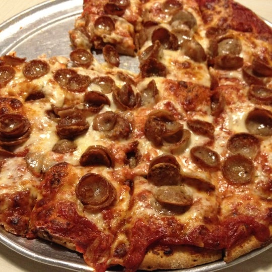Снимок сделан в The Pizza House пользователем Alison 6/19/2012