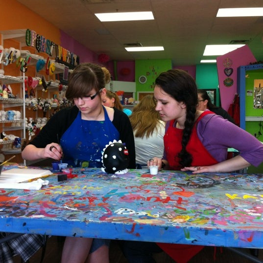 รูปภาพถ่ายที่ Painting Fun Spot โดย Laura H. เมื่อ 4/7/2012