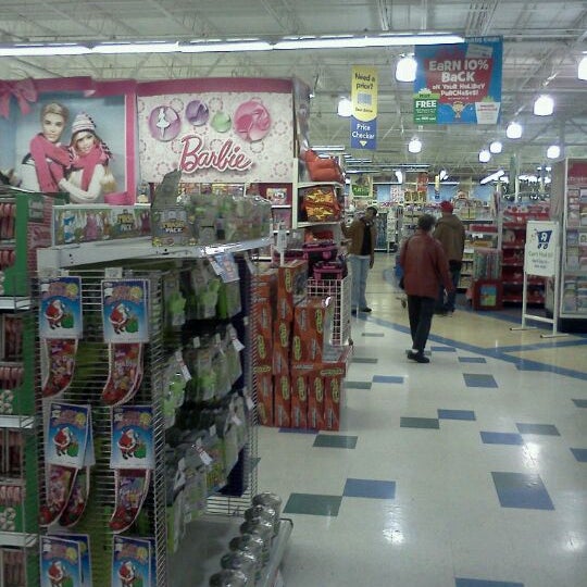 Photo taken at Toys"R"Us by Mattew S. on 12/6/2011